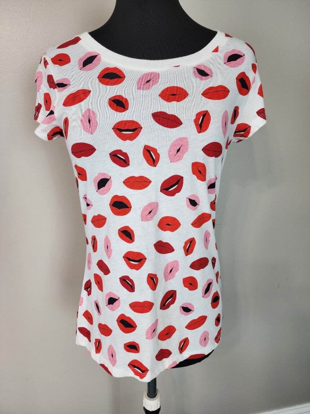 Wound Up Graphic Novelty T-Shirt Juniors Large (11-13) White Red Pink Lips‎